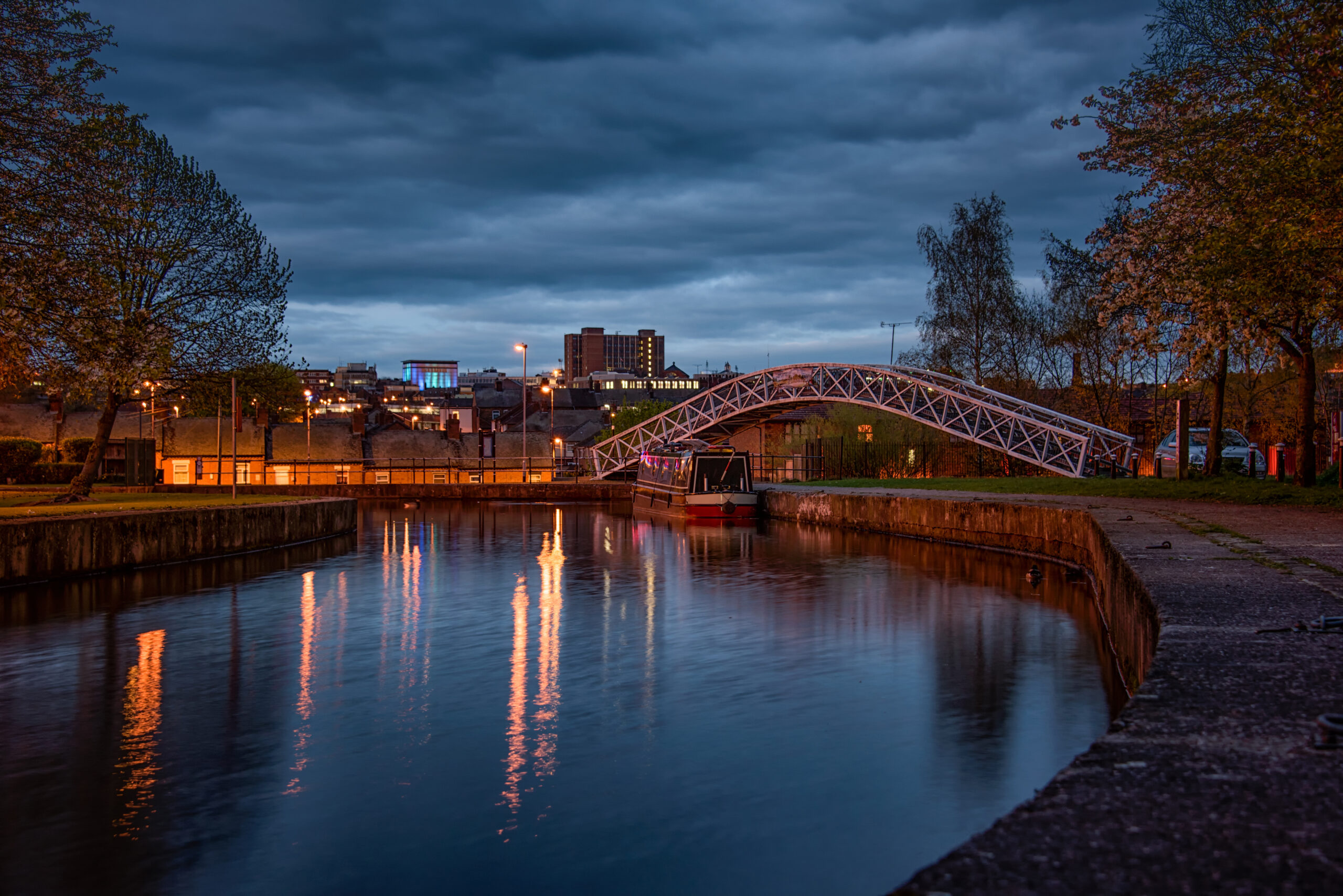 A night shot of the cauldon canal with a bridge crossing at Etru